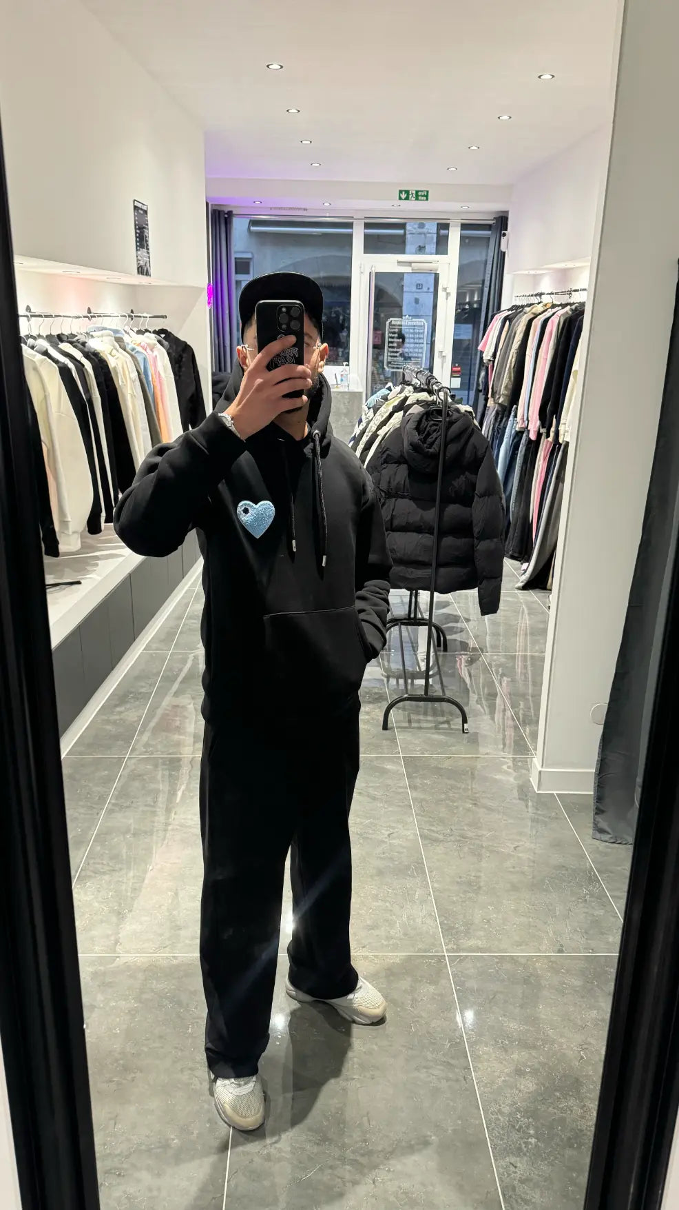 ADJ - Pull Noir - Cœur Bleu Clair - Brodé