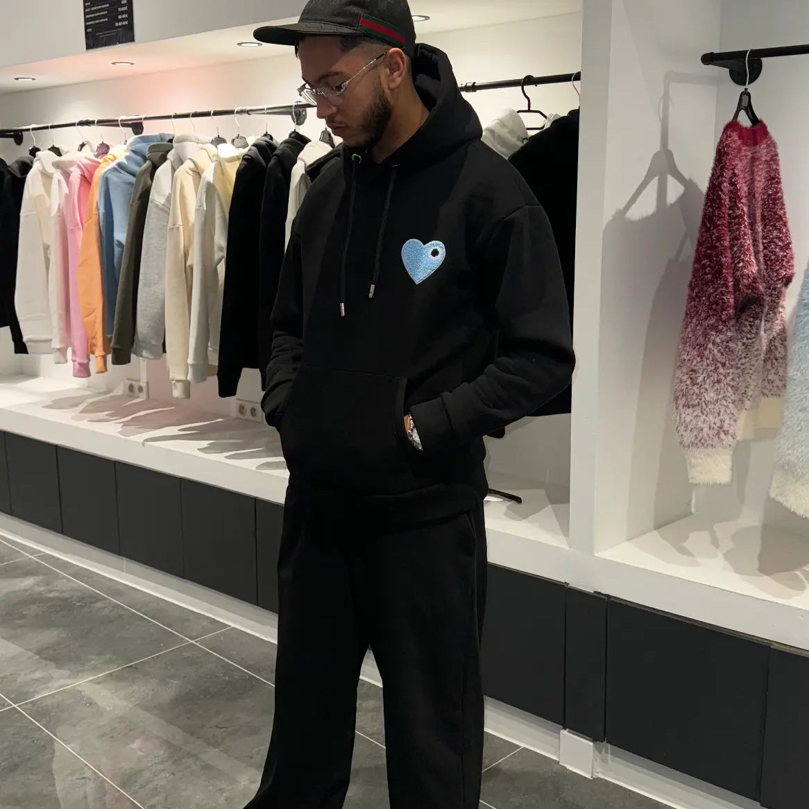 ADJ - Pull Noir - Cœur Bleu Clair - Brodé