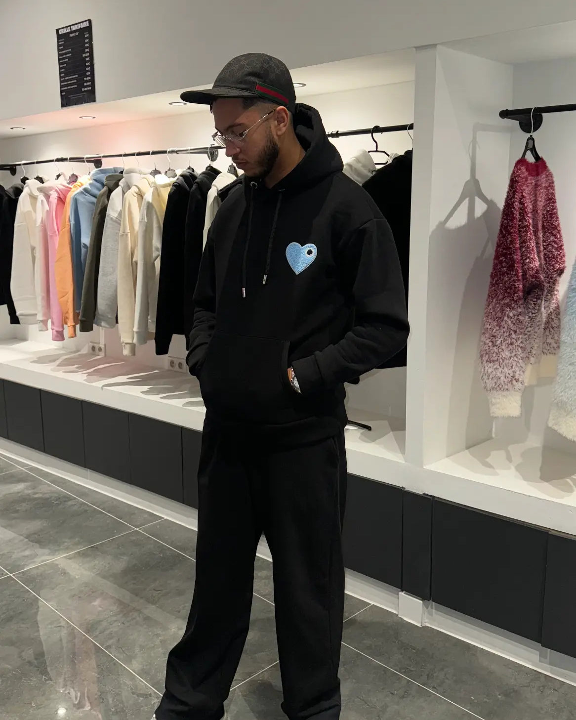 ADJ - Pull Noir - Cœur Bleu Clair - Brodé