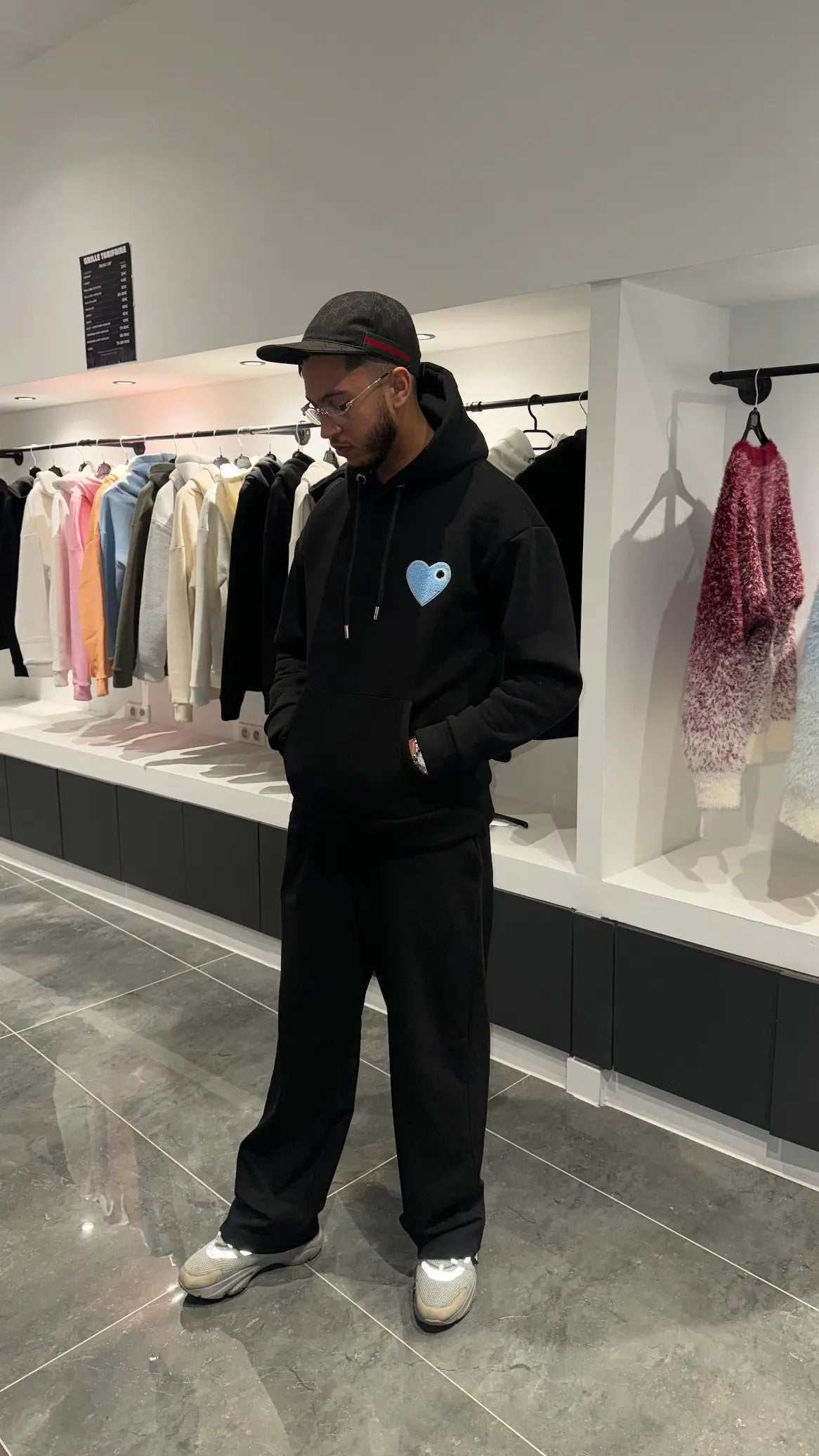 ADJ - Pull Noir - Cœur Bleu Clair - Brodé