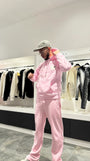 Modèle debout montrant la coupe classique et la shape équilibrée du pull ADJ rose en plein pied.