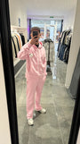 Selfie-look de la veste zippée ADJ rose mettant en avant le zip et le relief du cœur en éponge.