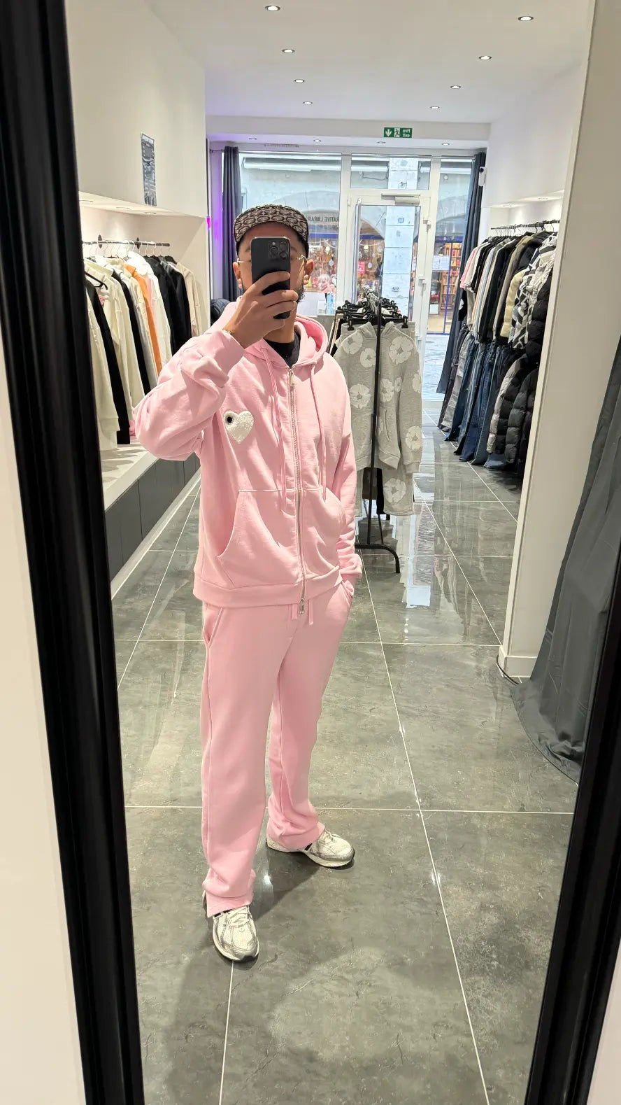 Selfie-look de la veste zippée ADJ rose mettant en avant le zip et le relief du cœur en éponge.