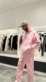 Silhouette complète en extérieur montrant la coupe classique et la shape du zipper hoodie ADJ rose.