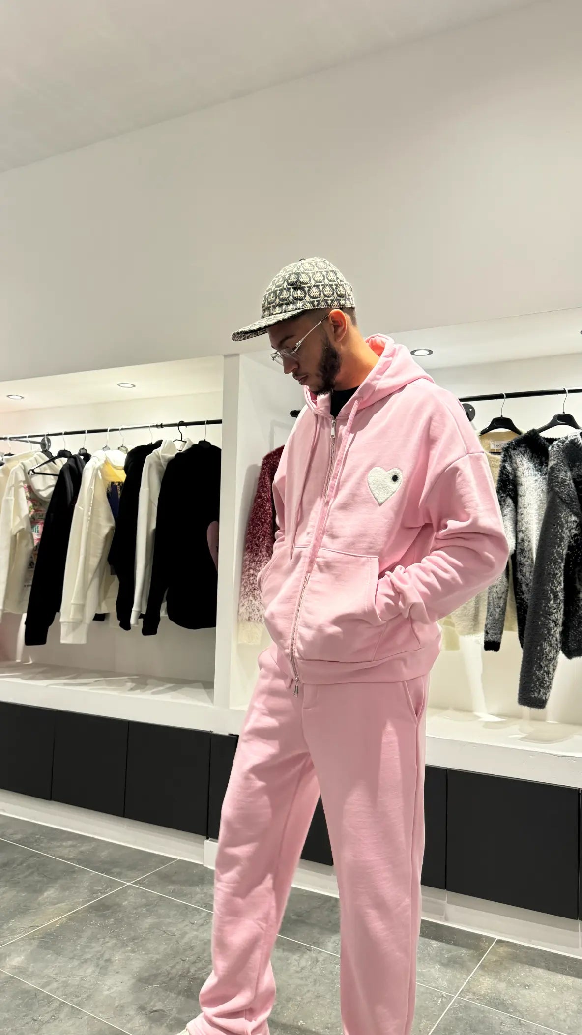 Silhouette complète en extérieur montrant la coupe classique et la shape du zipper hoodie ADJ rose.
