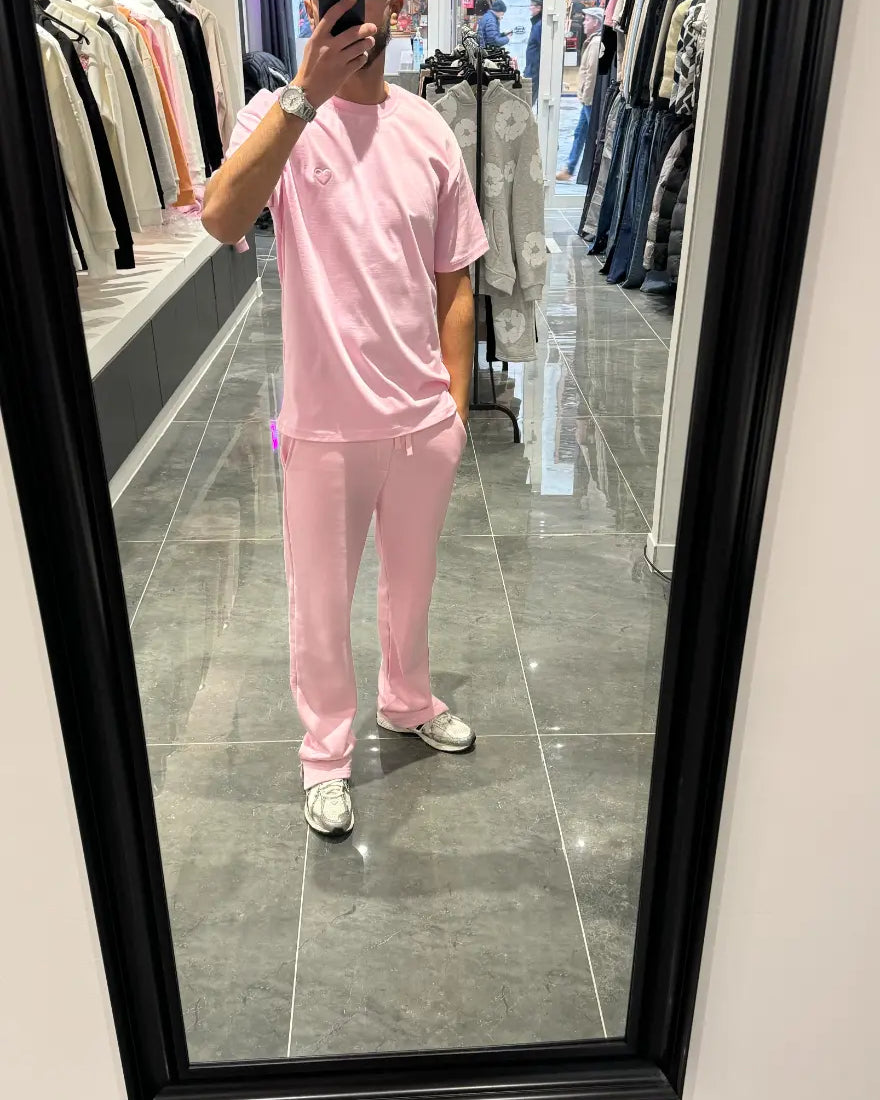 Selfie-look mettant en avant le détail du cœur minimaliste brodé sur la poitrine du t-shirt ADJ rose.