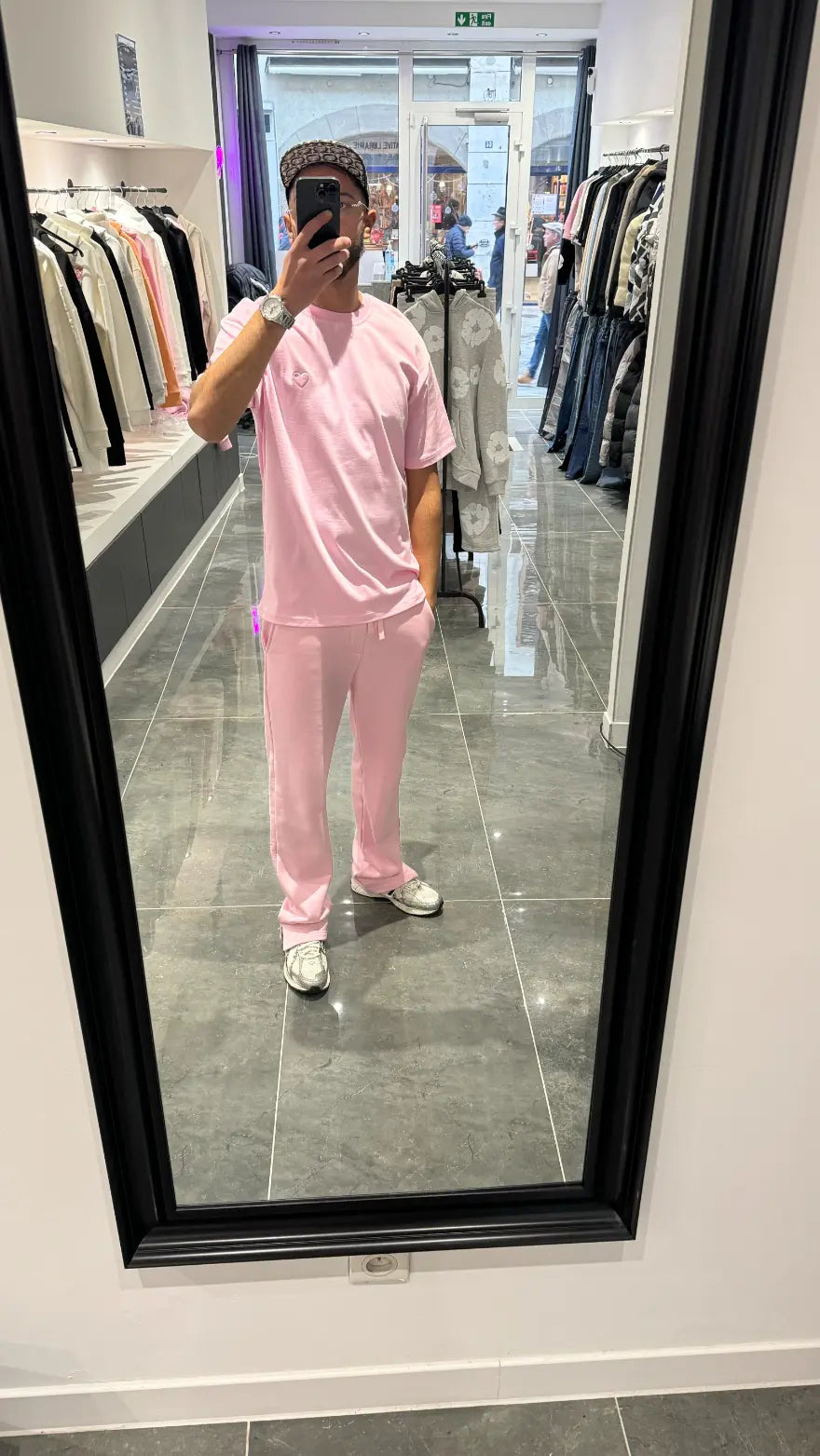 Selfie-look mettant en avant le détail du cœur minimaliste brodé sur la poitrine du t-shirt ADJ rose.