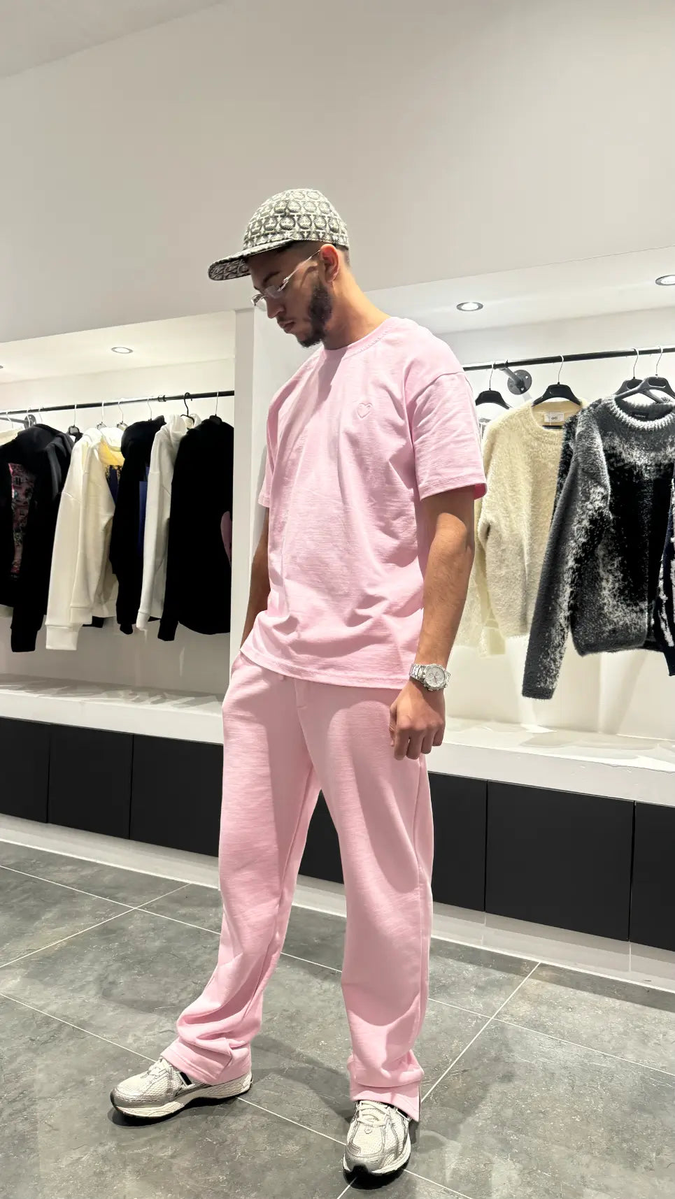 Vue d'ensemble du modèle debout montrant la coupe regular fit et le tombé impeccable du t-shirt ADJ rose.