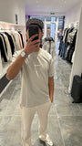 Selfie-look montrant le reflet des écritures blanches "Attitude" et la coupe du t-shirt gris The Champ.