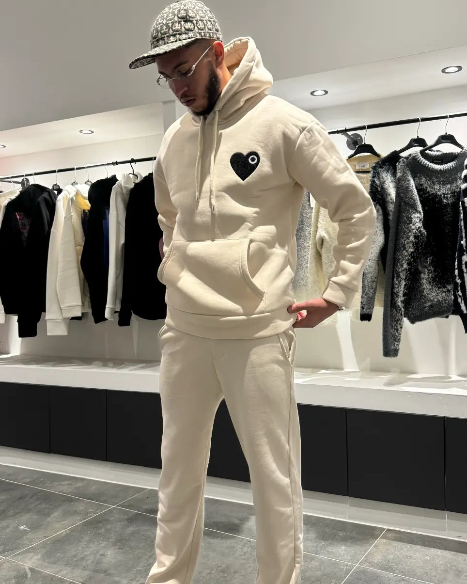 Modèle debout portant le pull ADJ beige révélant la shape complète et le tombé de la coupe classique.