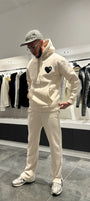 Modèle debout portant le pull ADJ beige révélant la shape complète et le tombé de la coupe classique.