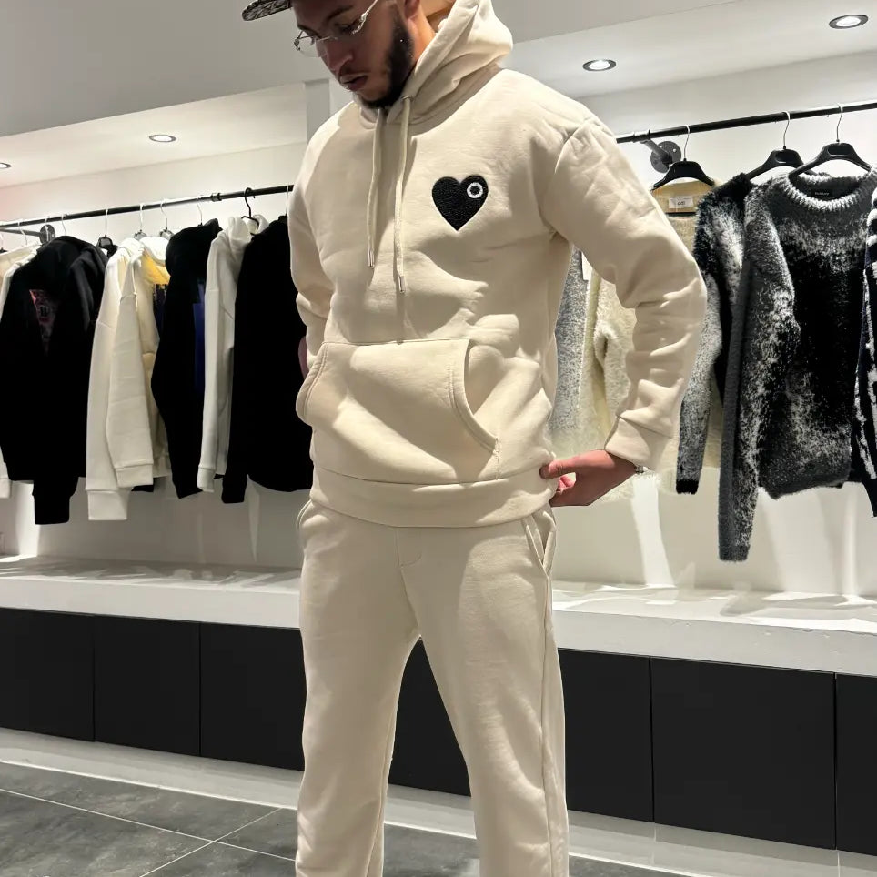 Modèle debout portant le pull ADJ beige révélant la shape complète et le tombé de la coupe classique.