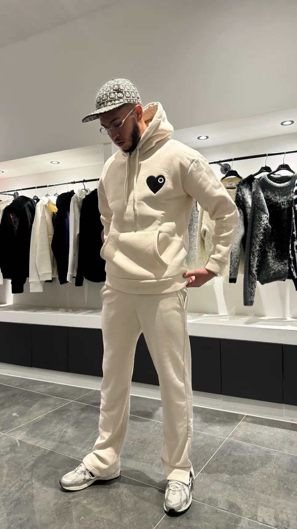 Modèle debout portant le pull ADJ beige révélant la shape complète et le tombé de la coupe classique.