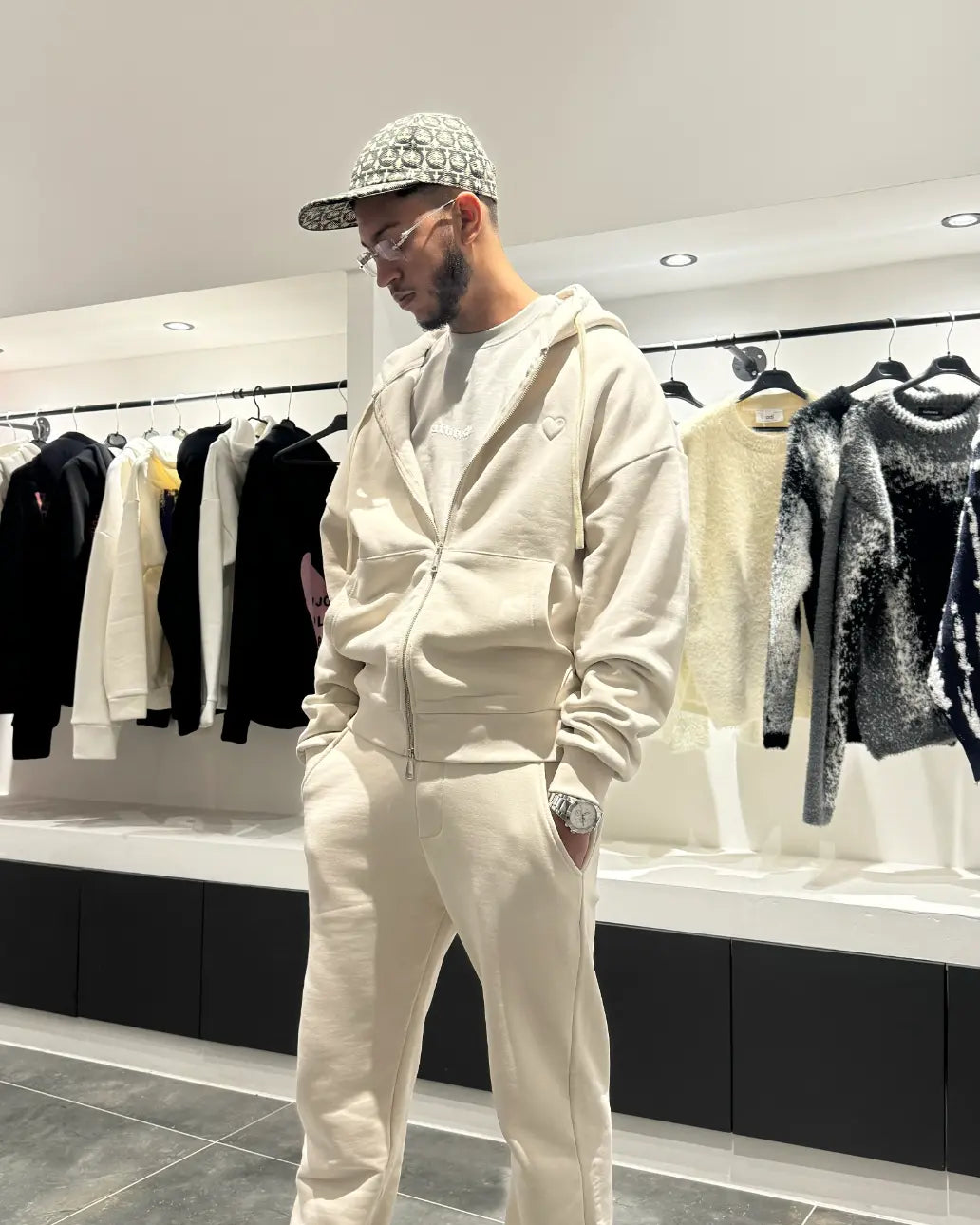 Silhouette complète montrant la shape regular fit et le tombé impeccable du gilet beige ADJ.