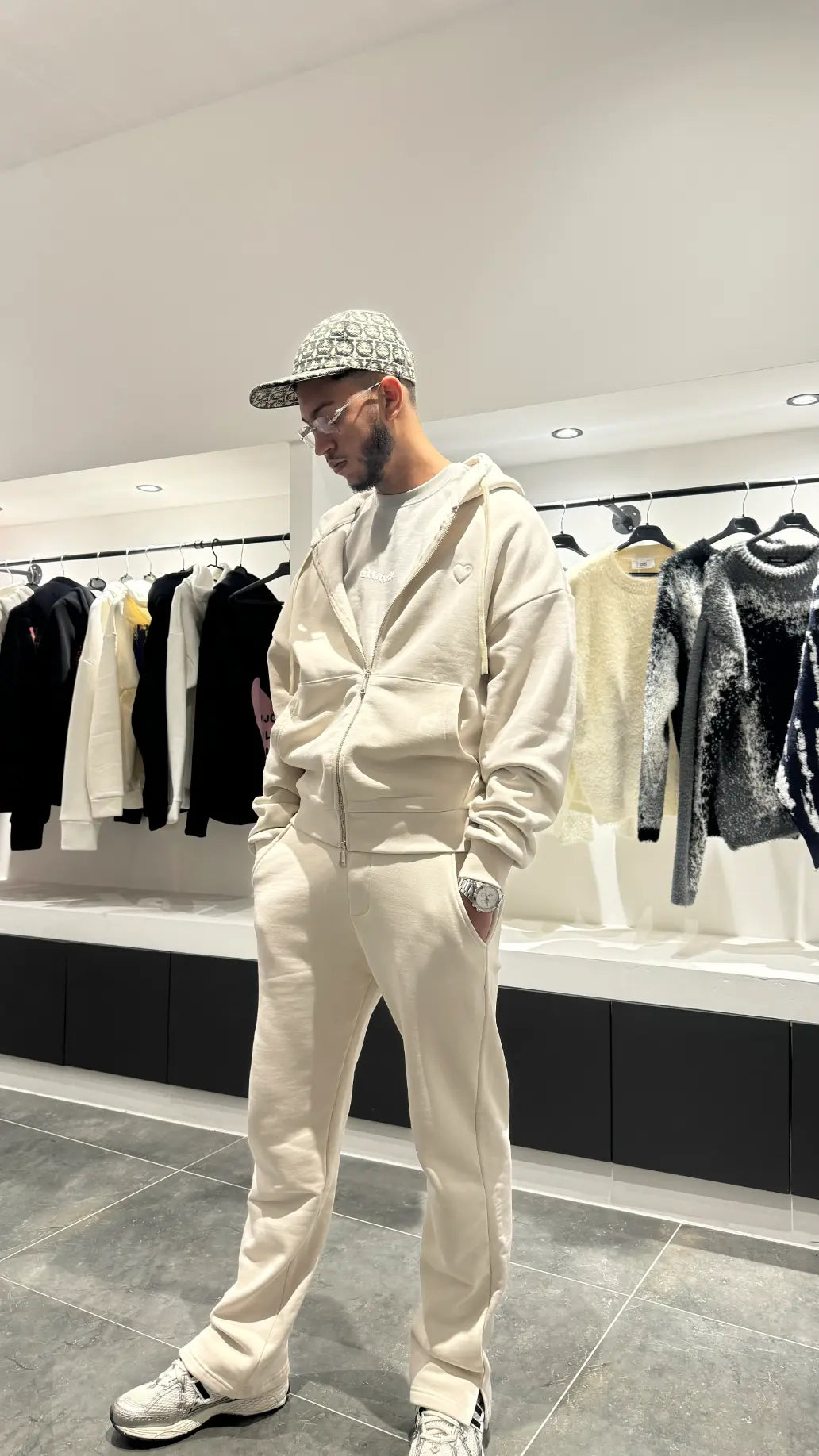 Silhouette complète montrant la shape regular fit et le tombé impeccable du gilet beige ADJ.