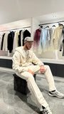 Pose décontractée du modèle assis portant le gilet ADJ beige en coton épais mettant en avant le confort.