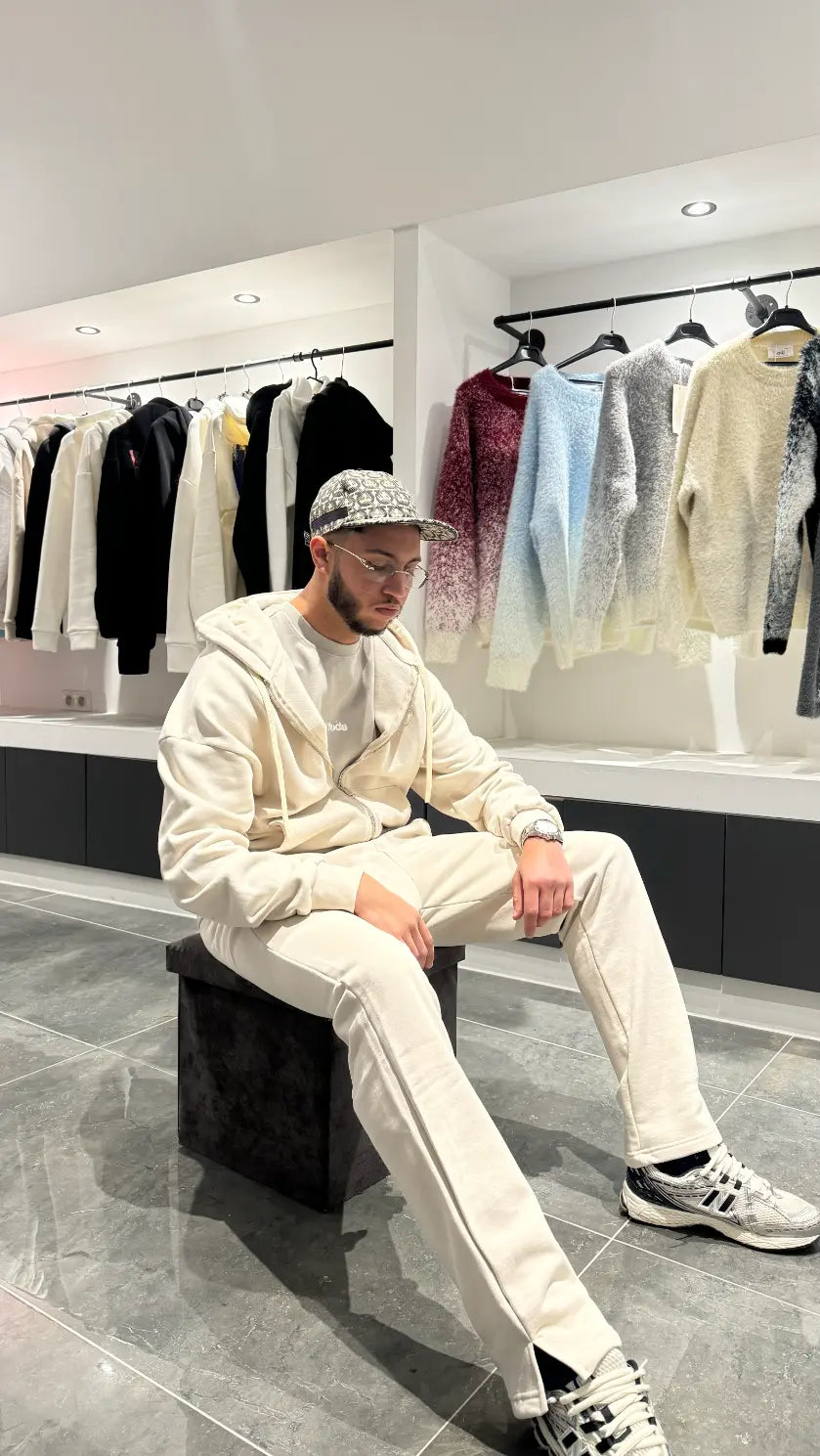 Pose décontractée du modèle assis portant le gilet ADJ beige en coton épais mettant en avant le confort.