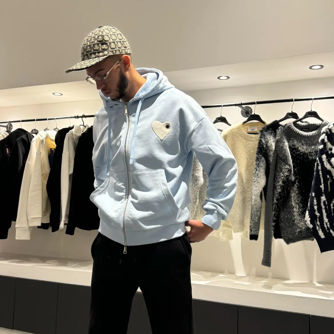 Silhouette complète montrant la shape et le tombé impeccable du gilet ADJ bleu clair.