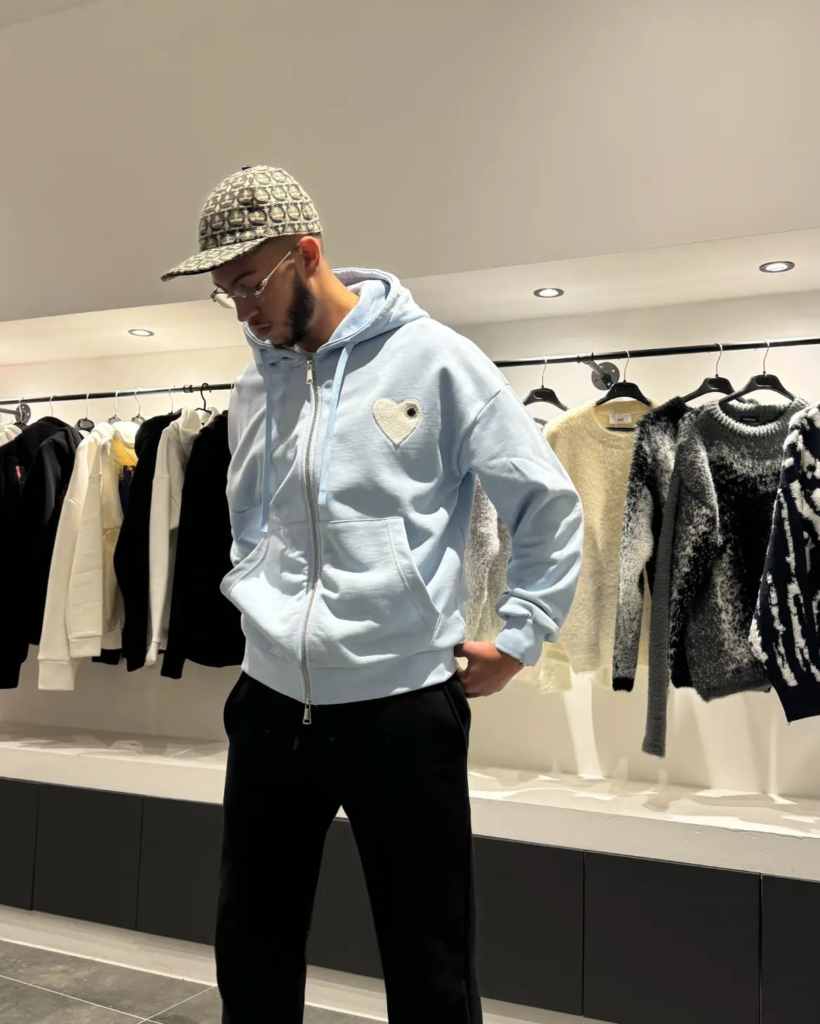 Silhouette complète montrant la shape et le tombé impeccable du gilet ADJ bleu clair.