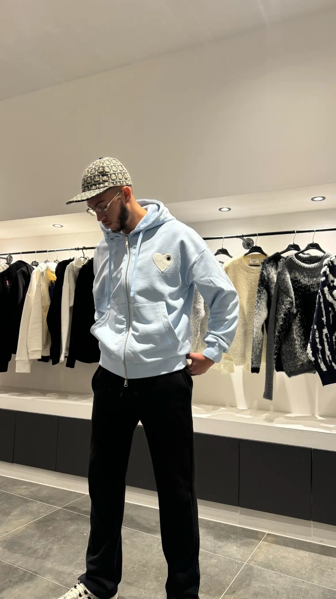 Silhouette complète montrant la shape et le tombé impeccable du gilet ADJ bleu clair.
