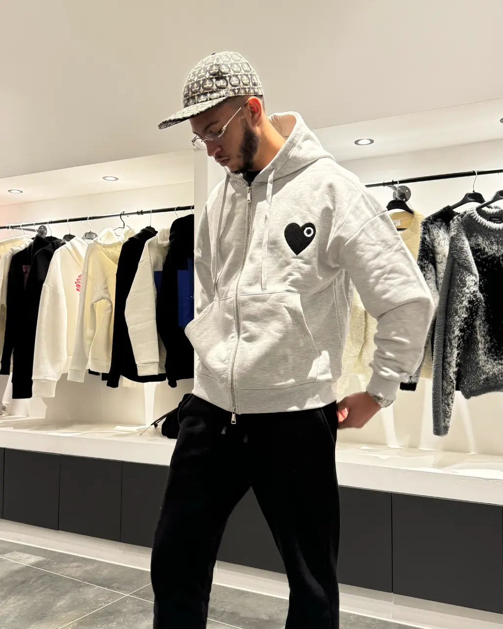 Silhouette complète montrant la shape et le tombé impeccable du gilet gris ADJ.