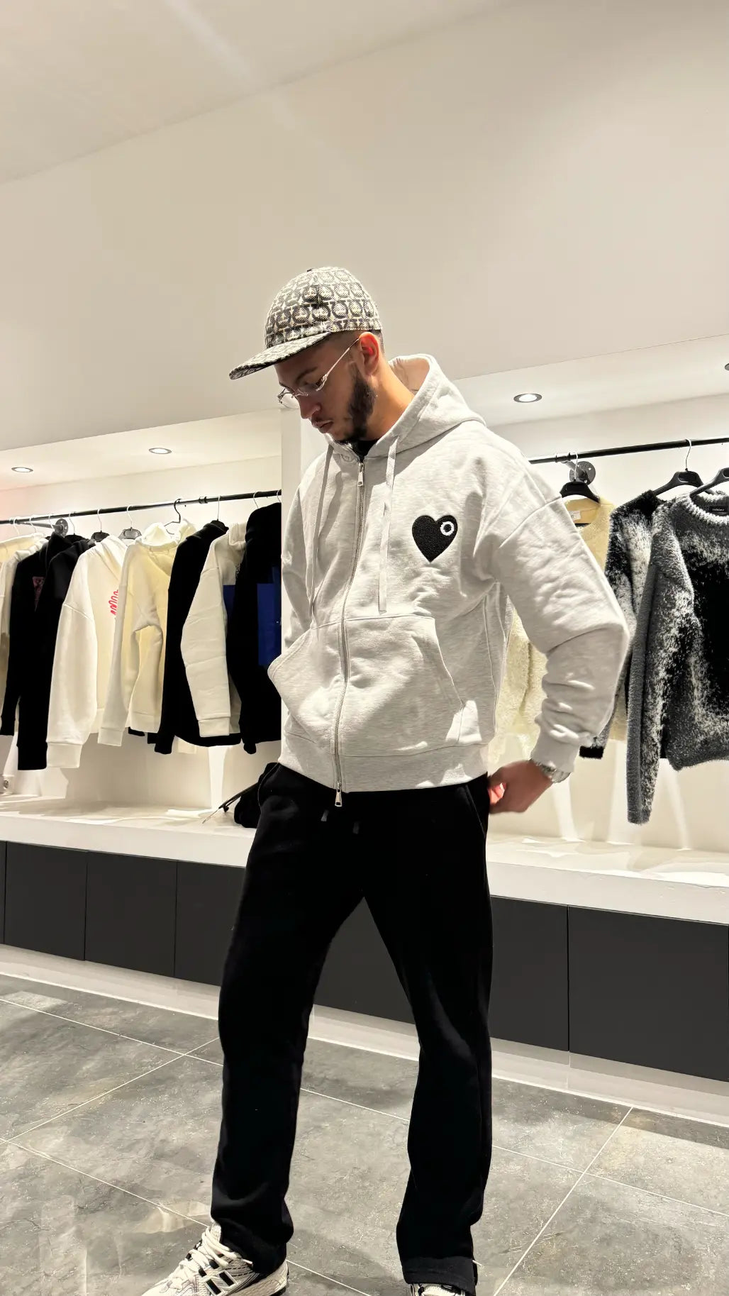 Silhouette complète montrant la shape et le tombé impeccable du gilet gris ADJ.