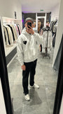 Selfie-look reflétant la broderie noire sur le gilet à capuche gris chiné ADJ.