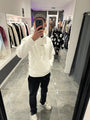 Selfie-look du pull blanc ADJ montrant la shape classique et la luminosité du coton.