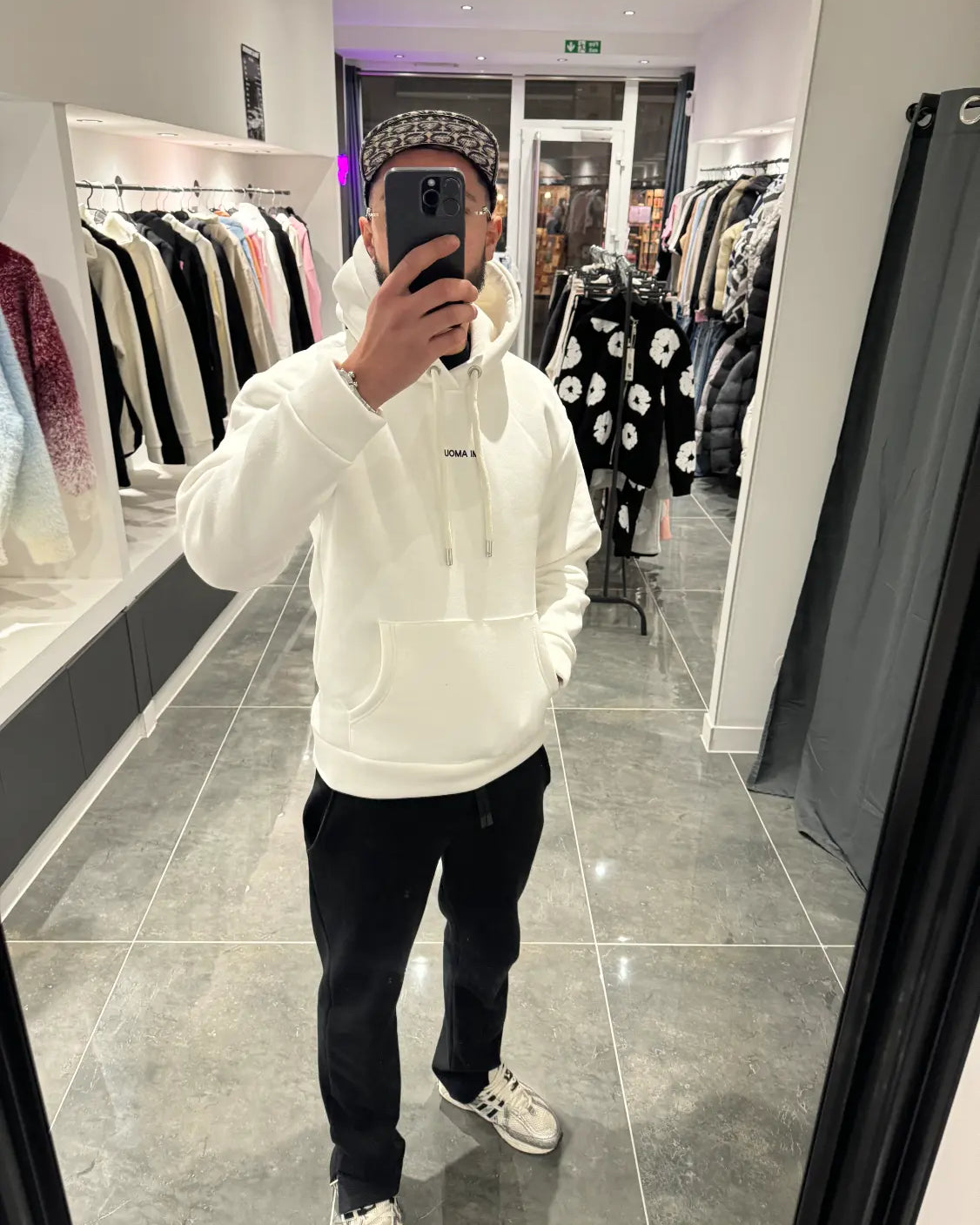 Selfie-look du pull blanc ADJ montrant la shape classique et la luminosité du coton.