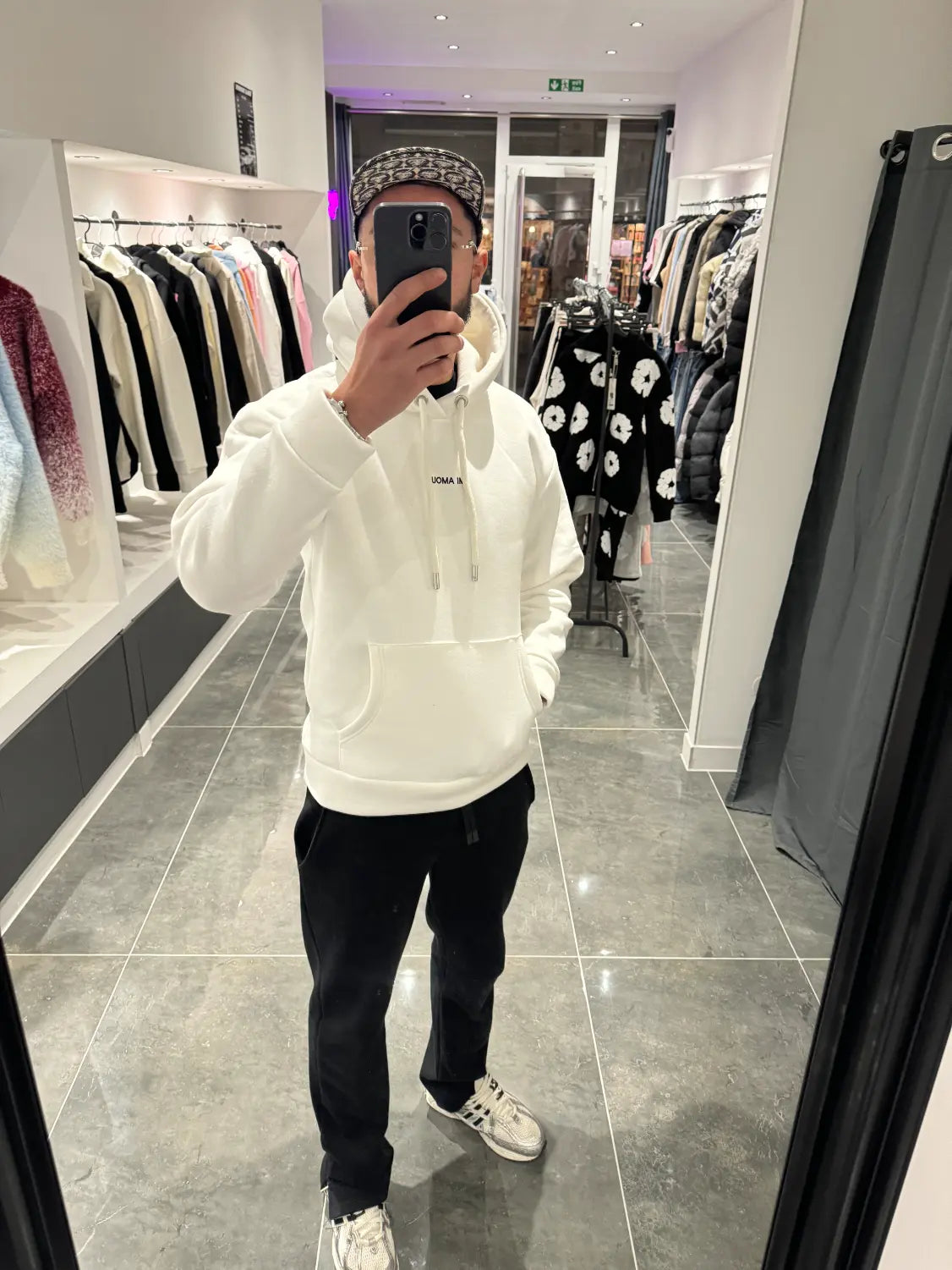 Selfie-look du pull blanc ADJ montrant la shape classique et la luminosité du coton.