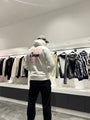 Focus sur les écritures amore au style rouge à lèvres au dos du pull blanc ADJ.