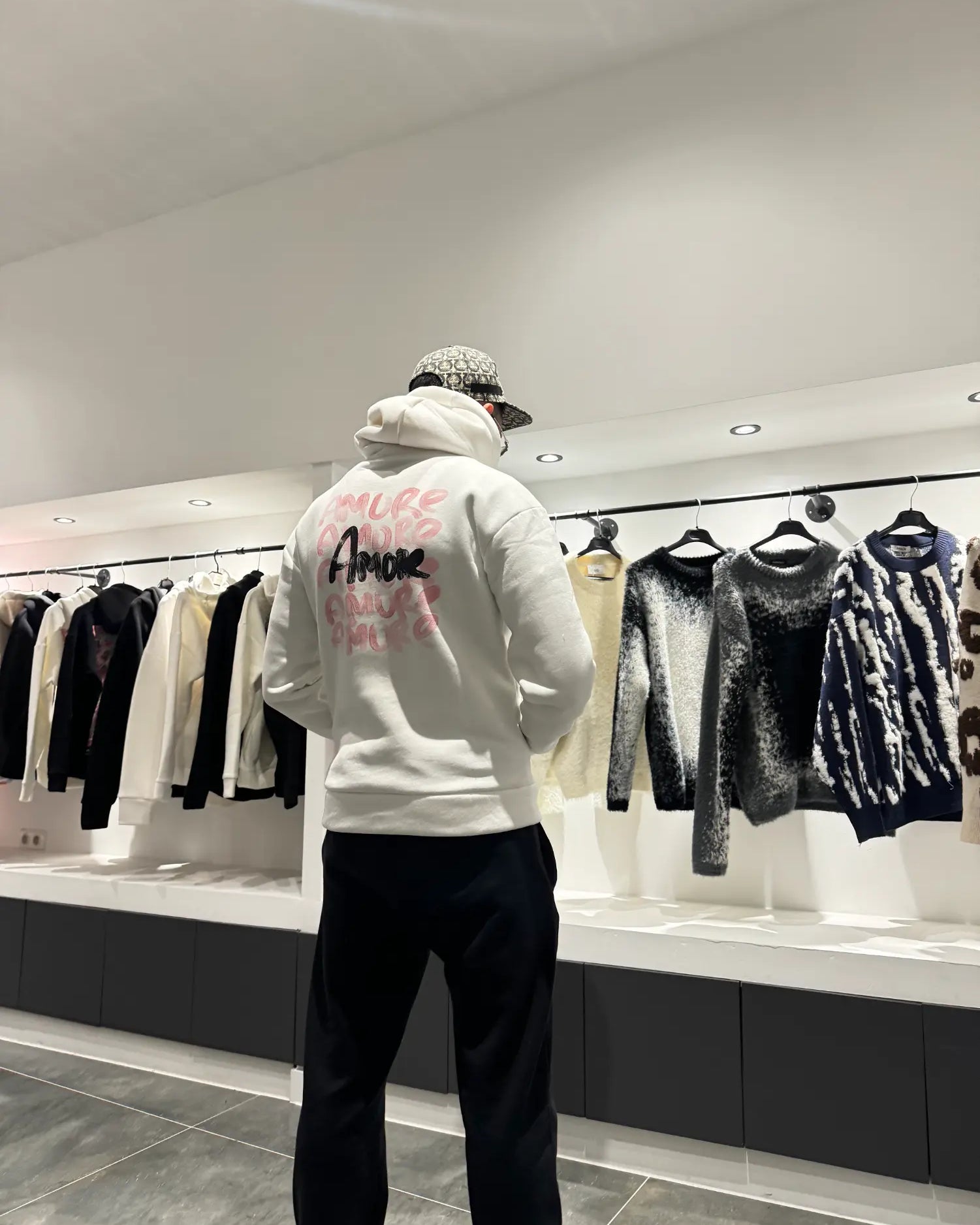 Focus sur les écritures amore au style rouge à lèvres au dos du pull blanc ADJ.