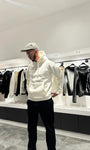 Silhouette complète montrant le tombé droit et le style épuré du pull blanc ADJ.