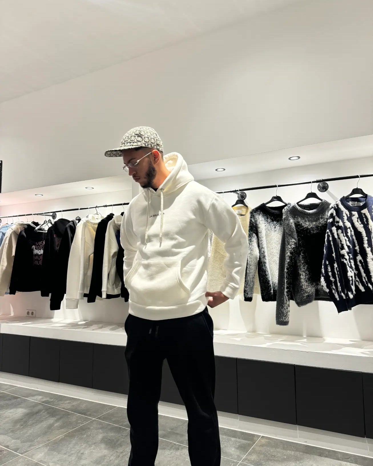 Silhouette complète montrant le tombé droit et le style épuré du pull blanc ADJ.