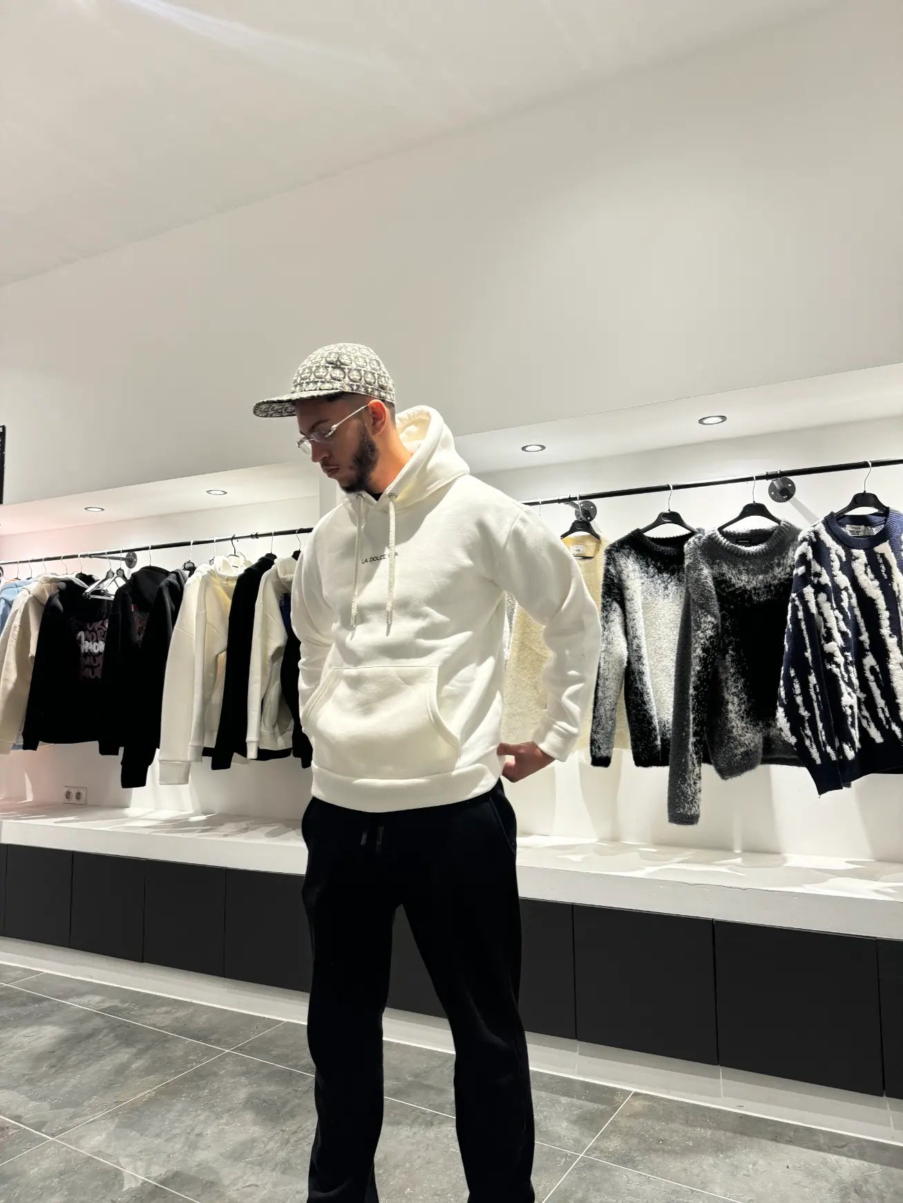 Silhouette complète montrant le tombé droit et le style épuré du pull blanc ADJ.