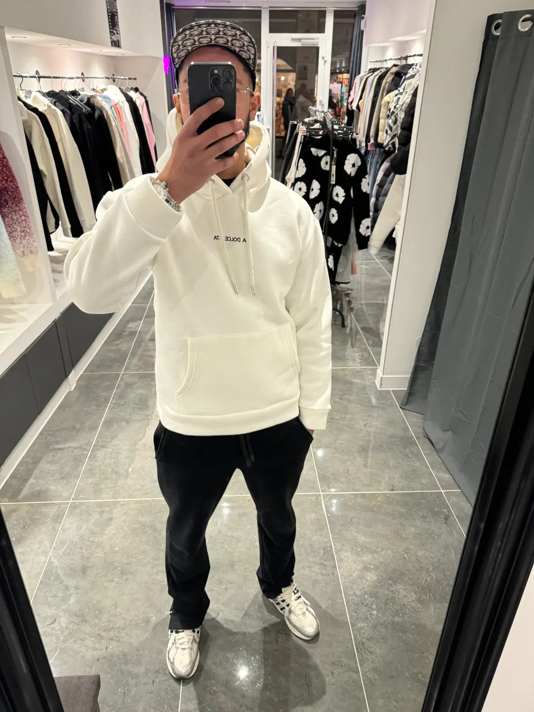 Selfie-look du pull blanc ADJ montrant la shape classique et la luminosité du coton 100%.