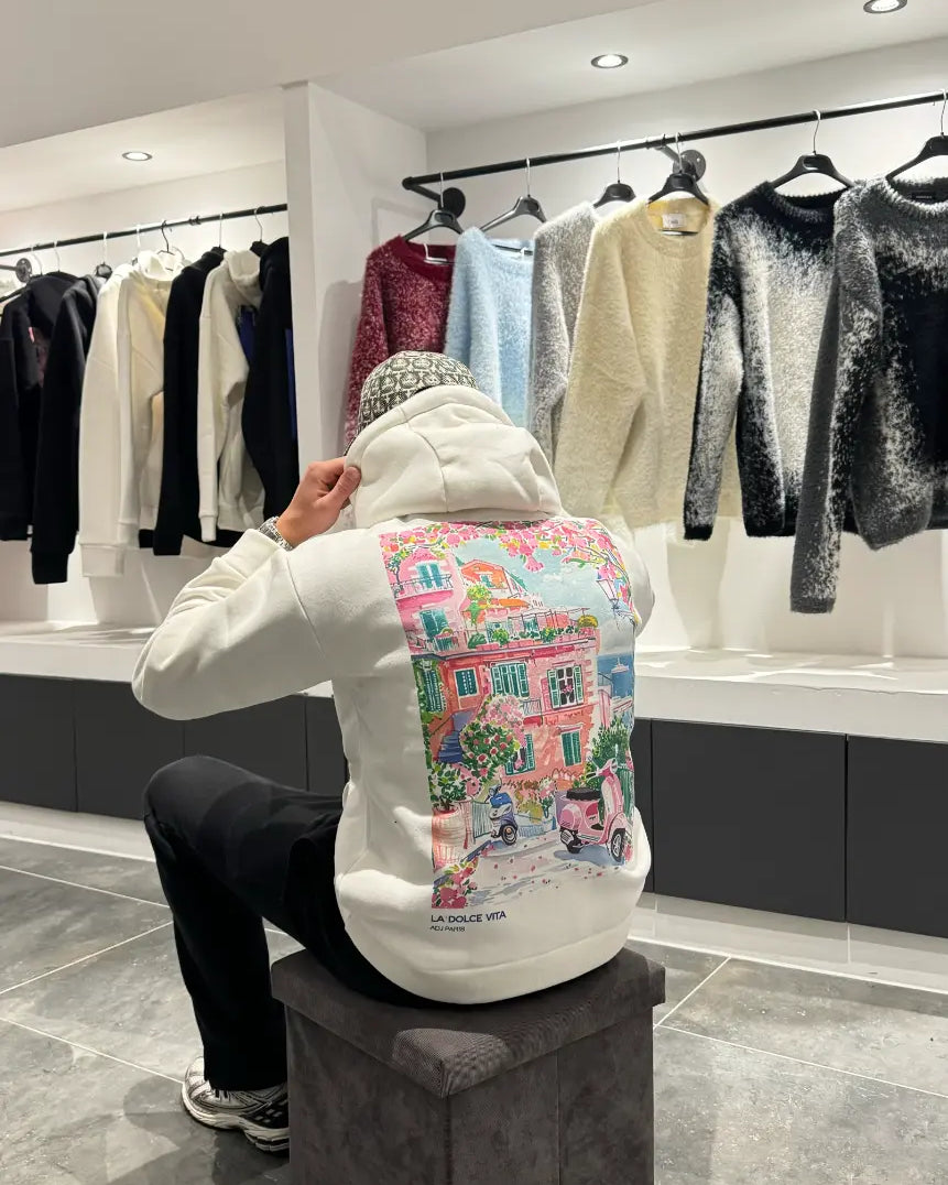 Focus sur le dessin graphique de Paris au trait noir sur le dos du pull blanc ADJ.