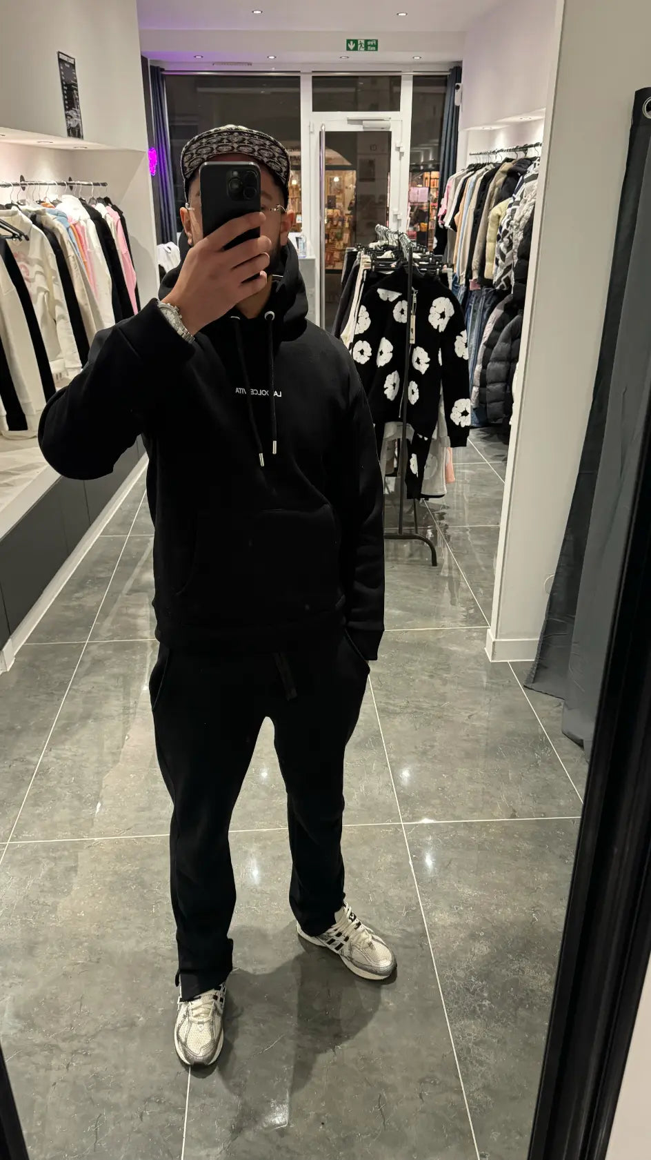Selfie-look reflétant la coupe classique et le tombé du pull noir ADJ en coton.
