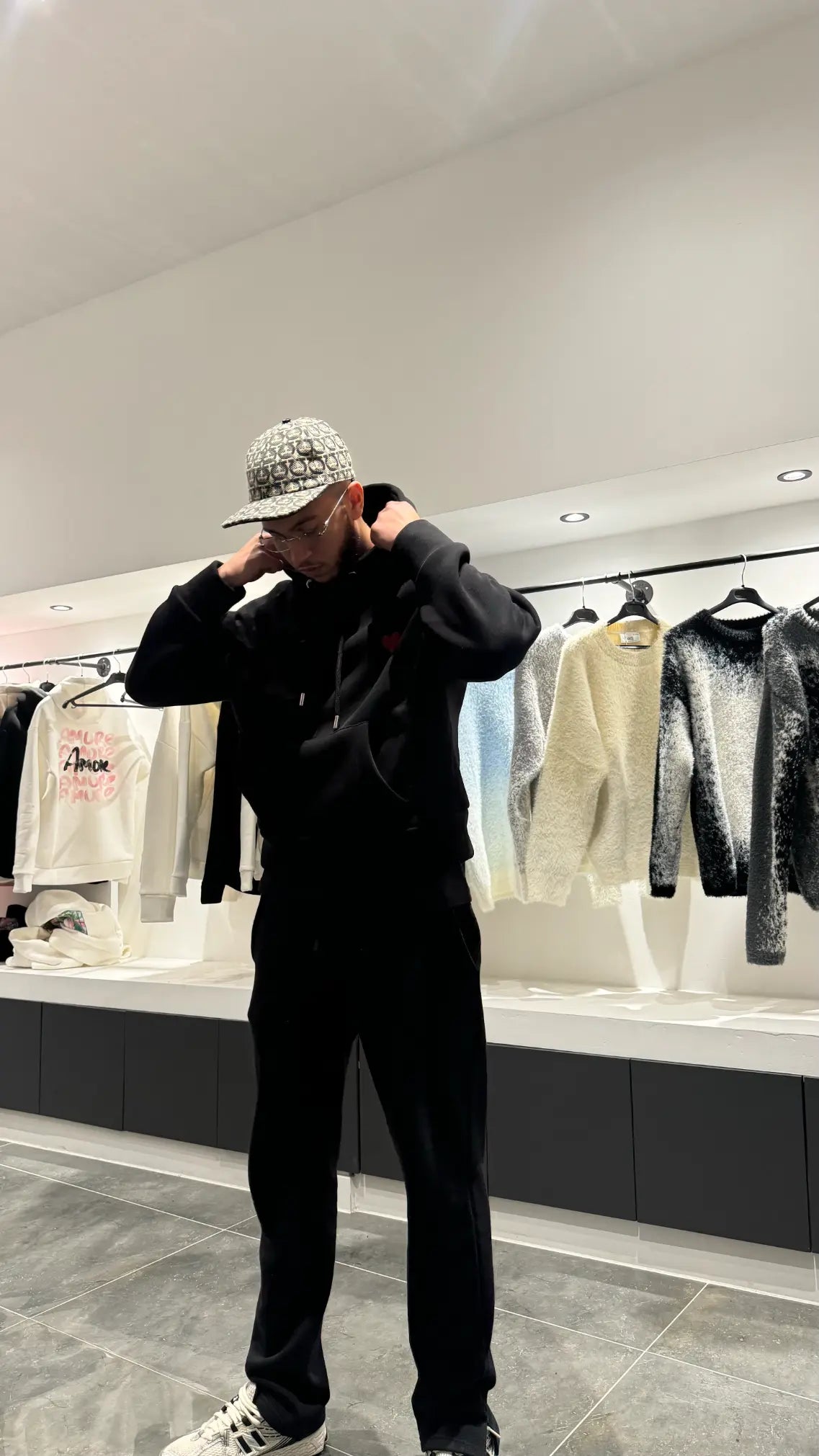 Silhouette complète montrant le tombé large et le style décontracté du pull noir ADJ.