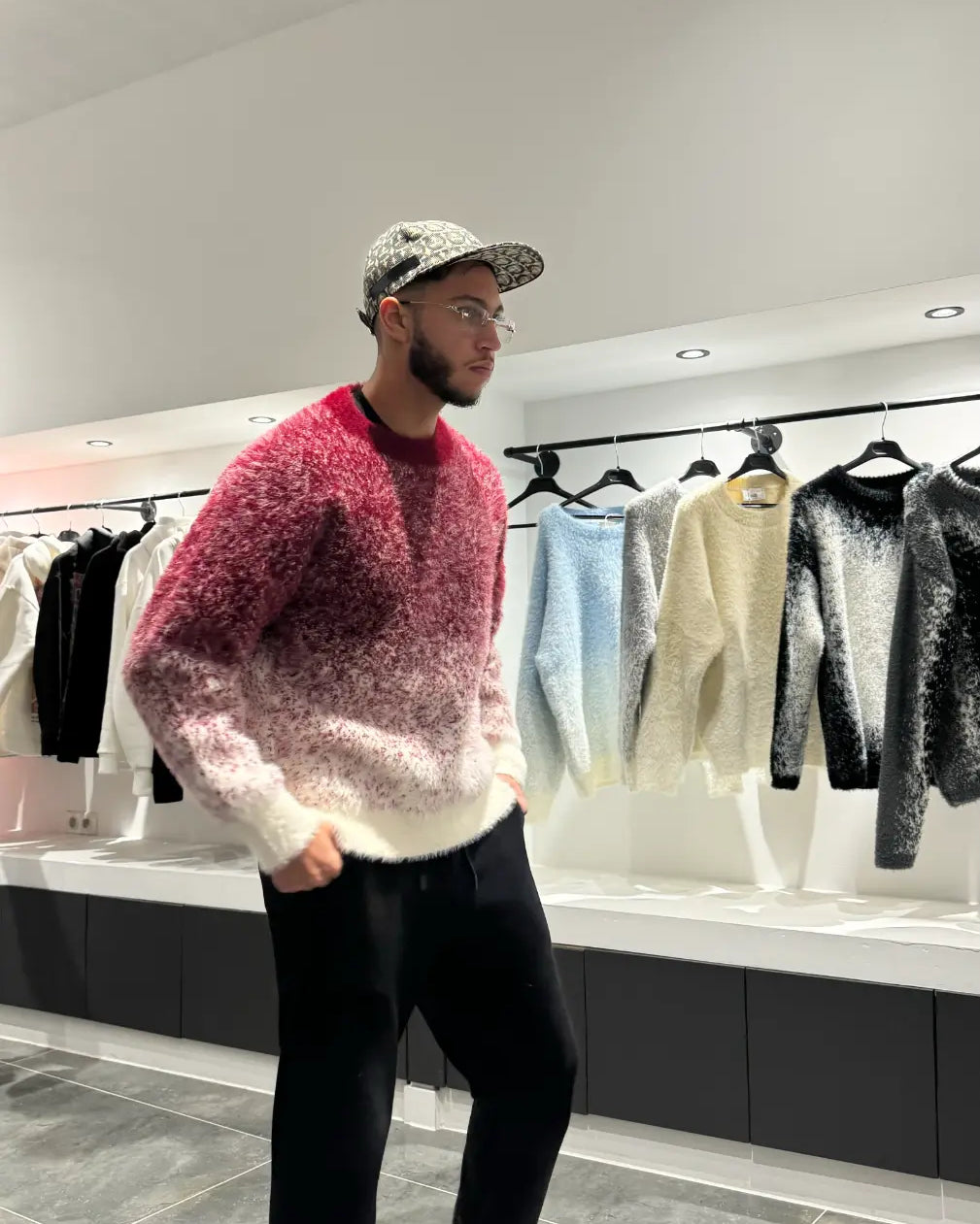 Silhouette complète montrant la coupe intemporelle et l'éclat du coloris rouge de cette édition ultra premium.