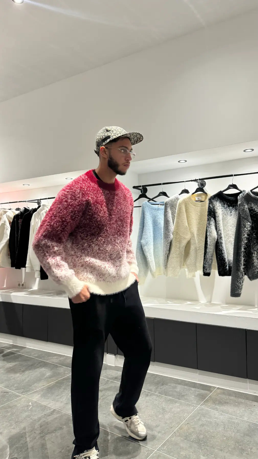 Silhouette complète montrant la coupe intemporelle et l'éclat du coloris rouge de cette édition ultra premium.