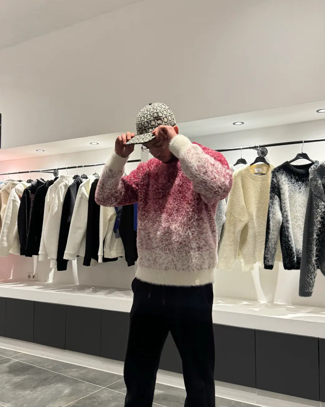 Vue de face du modèle debout illustrant parfaitement le tombé lourd et la carrure structurée du pull premium ADJ PARIS.