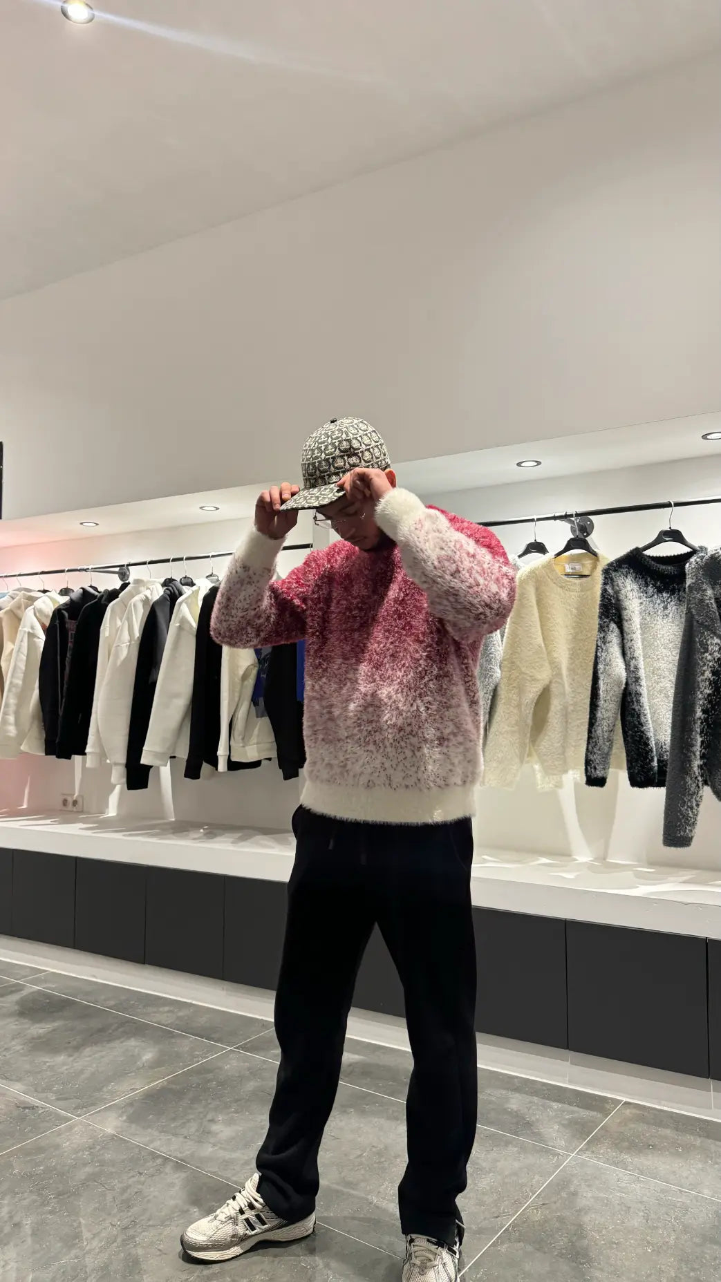 Vue de face du modèle debout illustrant parfaitement le tombé lourd et la carrure structurée du pull premium ADJ PARIS.