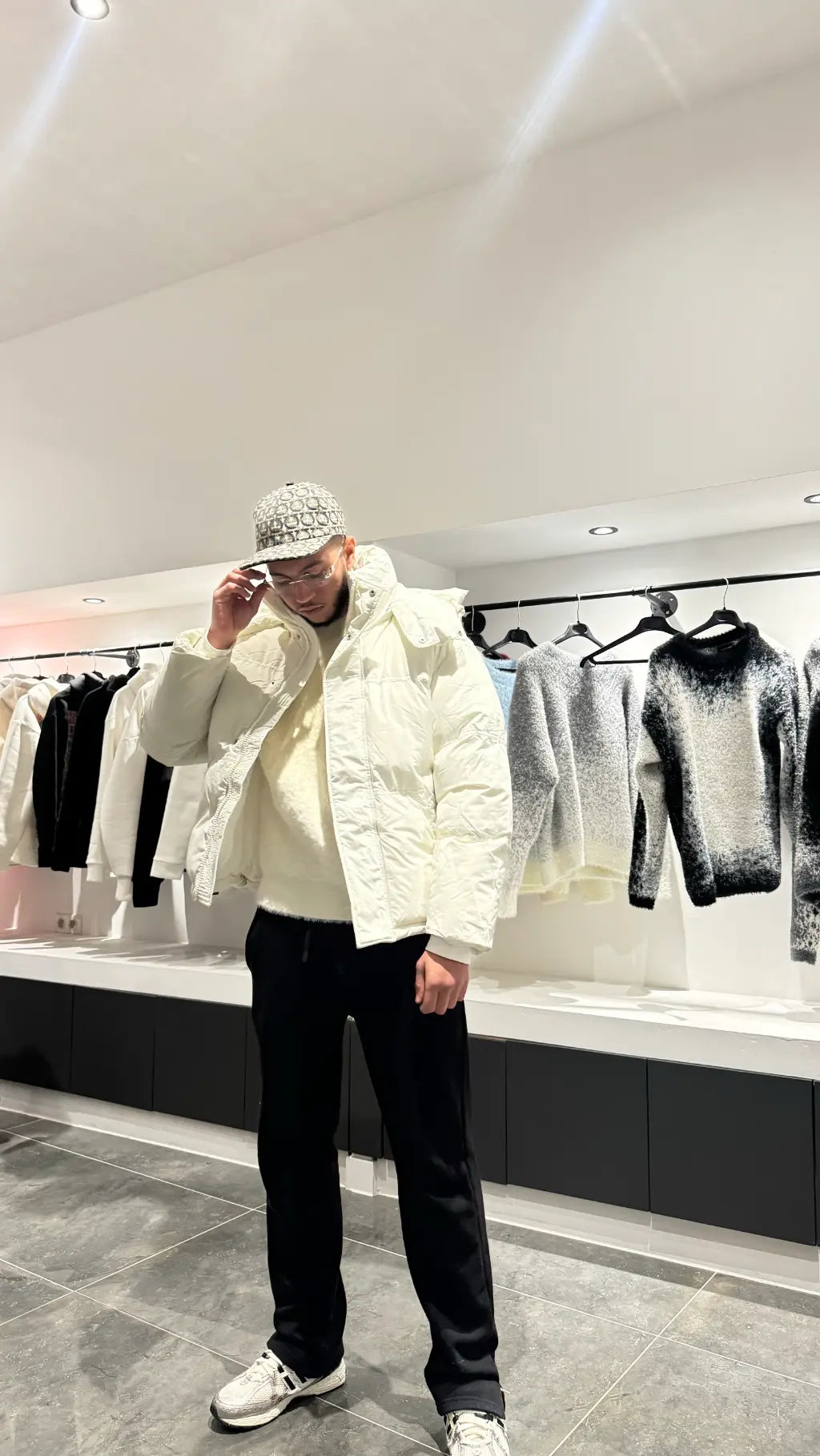 Selfie-look de la doudoune blanche révélant son éclat, sa coupe classique et son fit moderne.