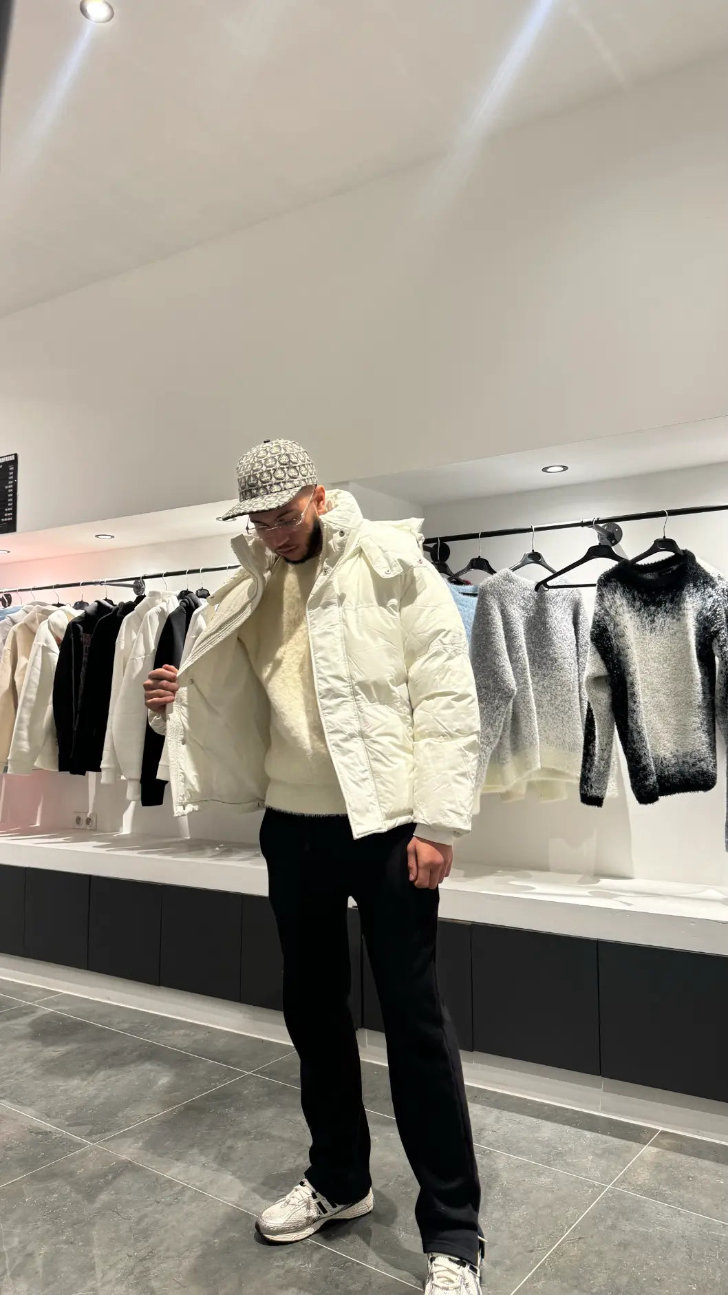 Vue de face montrant la doudoune fermée, soulignant le rabat boutonné et les finitions métalliques du zip.