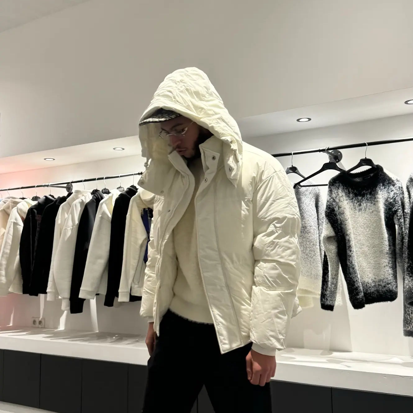 Silhouette complète présentant la doudoune blanche texturée avec la capuche pour un look hivernal total.