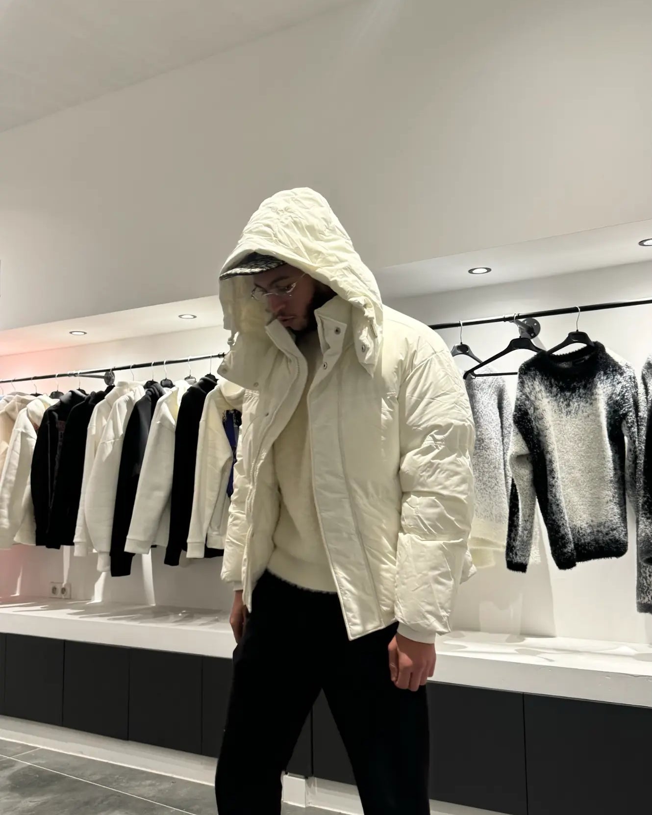 Silhouette complète présentant la doudoune blanche texturée avec la capuche pour un look hivernal total.