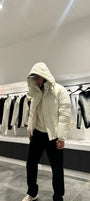 Silhouette complète présentant la doudoune blanche texturée avec la capuche pour un look hivernal total.