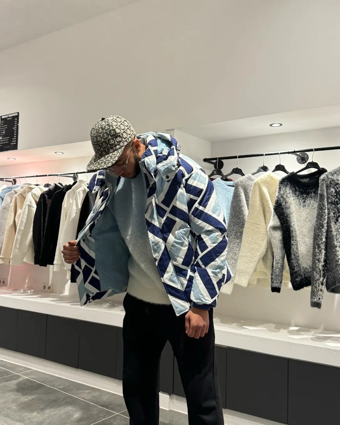 Vue de face soulignant les détails de la fermeture par zip et scratch ainsi que le motif graphique unique.