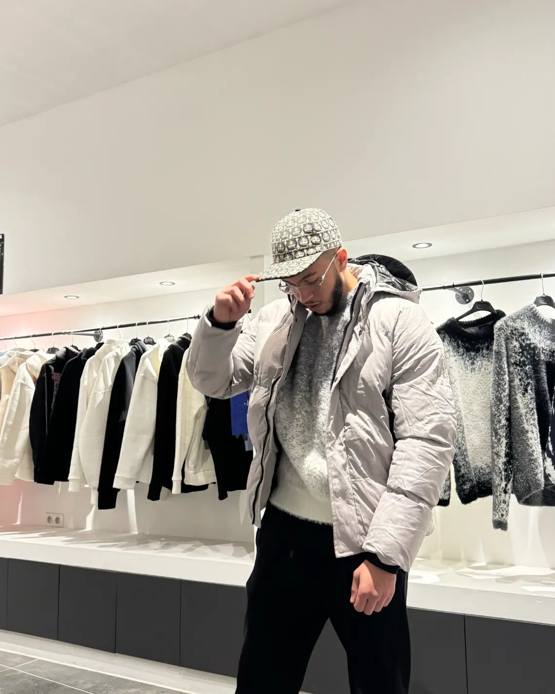 Vue de face soulignant la fermeture par zip et scratch ainsi que le design minimaliste du modèle gris.